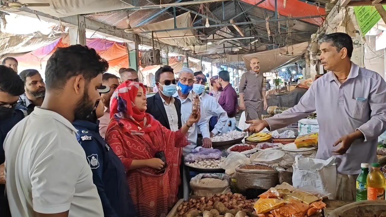 পিরোজপুর জেলা প্রশাসন ও জেলা পুলিশের উদ্যেগে বাজার মনিটরিং , ৫ অসাধু ব্যবসায়ীকে ১০ হাজার টাকা জরিমানা